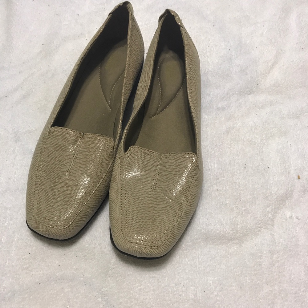 Like new clarks haydn gloss loafer